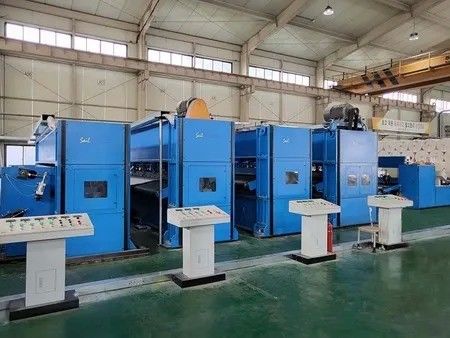 300 kg/h - 700 kg/h Linia produkcyjna geotekstilnej szczelinowania igieł maszyna do szczelinowania tkanin nienasyconych